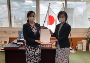 加藤鮎子環境大臣政務官に要望書を手交
